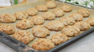 Яблочное печенье обычно двух противней нам мало