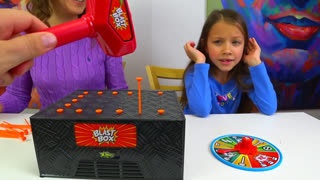 Вики Шоу Лучшее Видео - BLAST BOX CHALLENGE ЧЕЛЛЕНДЖ ВЗРЫВНАЯ КОРОБОЧКА с Папой Кто Вылетит Из Игры // Вики Шоу