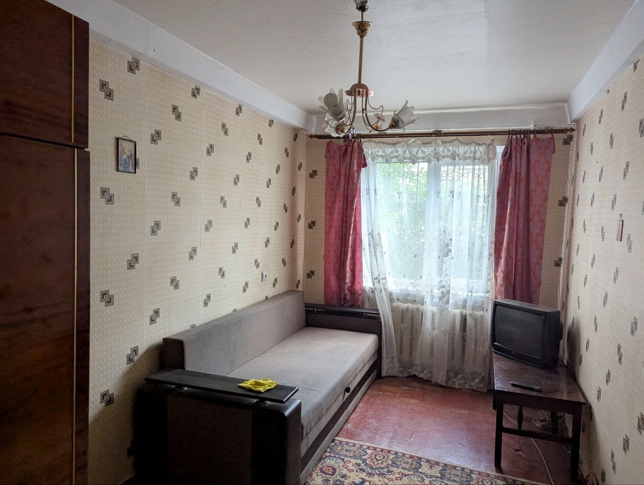 Продам 4х КОМНАТНУЮ квартиру 1/5 этаж, ул Гмыри, Алчевск, р-н Столицы, 7 школы Удобное местоположение, 2,65 млн р Окна пластик Никто не прописан, квартира без долгов и обременений, 1 собственник Обращаться по номеру 8 959 201-76-17...