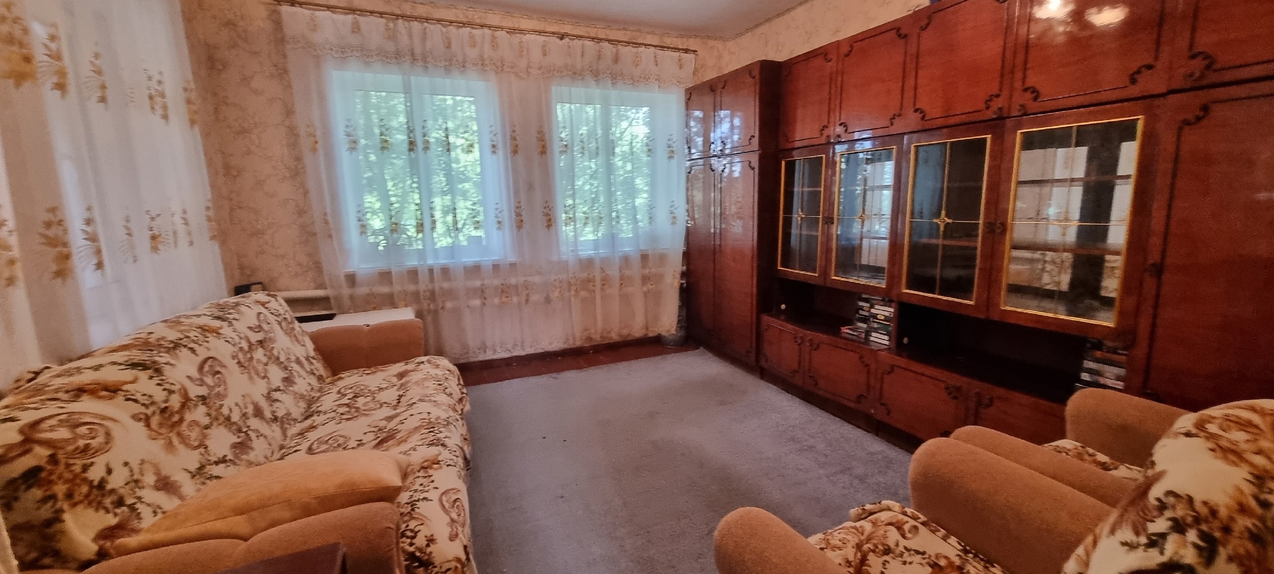 Продам дом‼️ п. Славяносербск ул. Донецкая. На участке (12сот) :дом , флигель, хоз. постройки, огород - 8сот. Во дворе есть место для авто. Земельный участок приватизирован, документы готовы к продаже. Площадь дома 54 кв.м., 3 жилые комнаты, санузел в доме. Цена договорная Тел. +79591240525 Андрей....