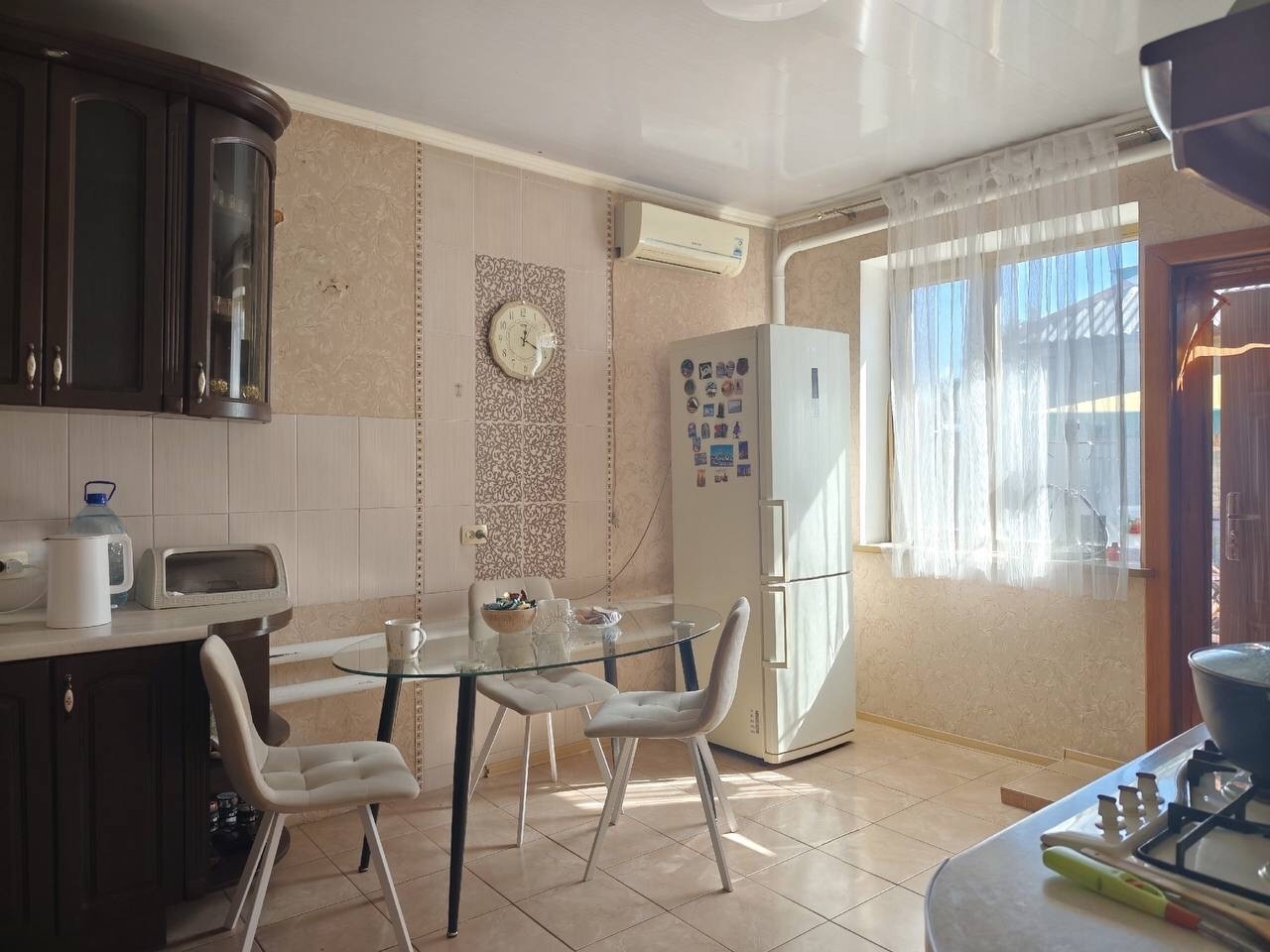 Продается дом в Луганске в р-н Лесоторгового (ресторан Колхети) ✅Площадь 90кв.м ✅Участок 11 соток ✅Гараж на 2-3 машины с автоматическими воротами ✅Современный ремонт ✅Пластиковые окна ✅Тихая улица и спокойный соседи ✅Остановка общественного транспорта в 100 метрах ✅Владелец в городе ✅Долгов нет, документы гот...