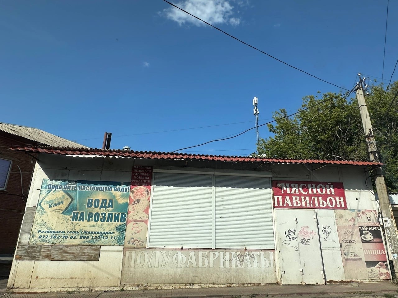 Продам магазин в Луганске, на городке ОР (центр города), по улице Панькова, напротив ресторана "Валеса, рядом с дорогой. Площадь 60 кв. метров, 2 входа в магазин, имеется холодильная камера, свет, вода, туалет, проведён интернет. Цена - 1.500.000 + ТОРГ. Возможен обмен на легковое авто. Телефон +79592893...