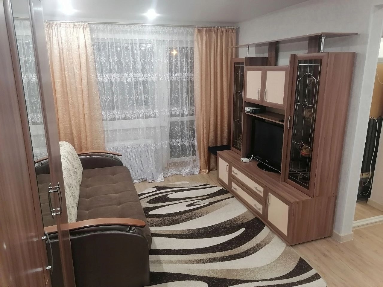 Сдается в районе кв-л Молодежный В квартире по наполняемости, всё на фото Все необходимое в пешей доступности ЦЕНА: 32т рубл + залог +АН Звонить по номеру +79598117365 ТОЛЬКО ДОЛГОСРОЧНАЯ АРЕНДА...