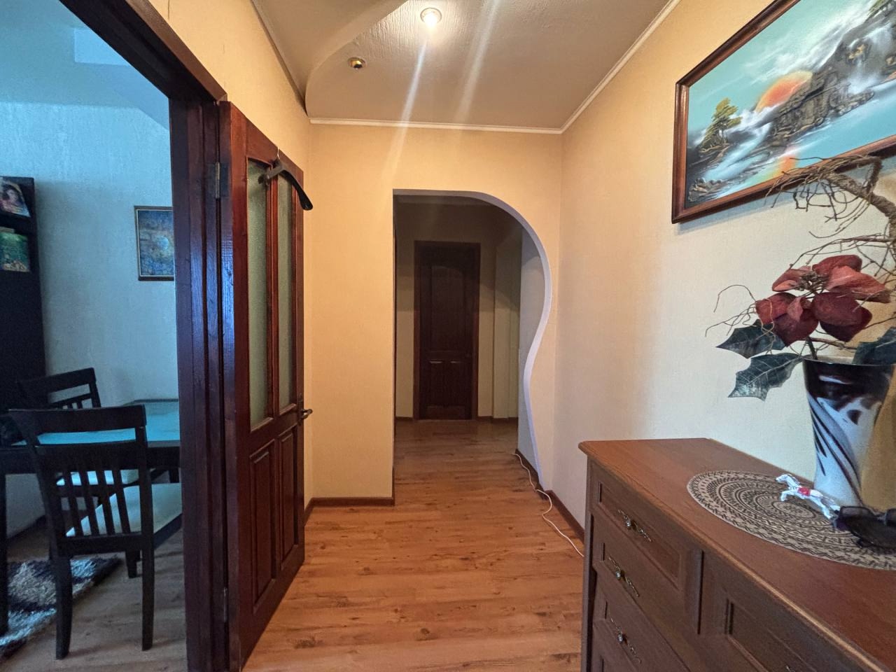 Продам 3-комн.кв.50 лет Октября, р-н МФЦ 7/9 эт., 70 кв.м., квартира с АВТОНОМНЫМ ОТОПЛЕНИЕМ, сделан добротный ремонт, новая проводка, разводка, кухня-студия, окна мет/пластиковые, ламинат, натяжные потолки, санузел раздельный кафель, хорошее месторасположение, рядом остановка, рынок, магазин. Документы РФ Це...