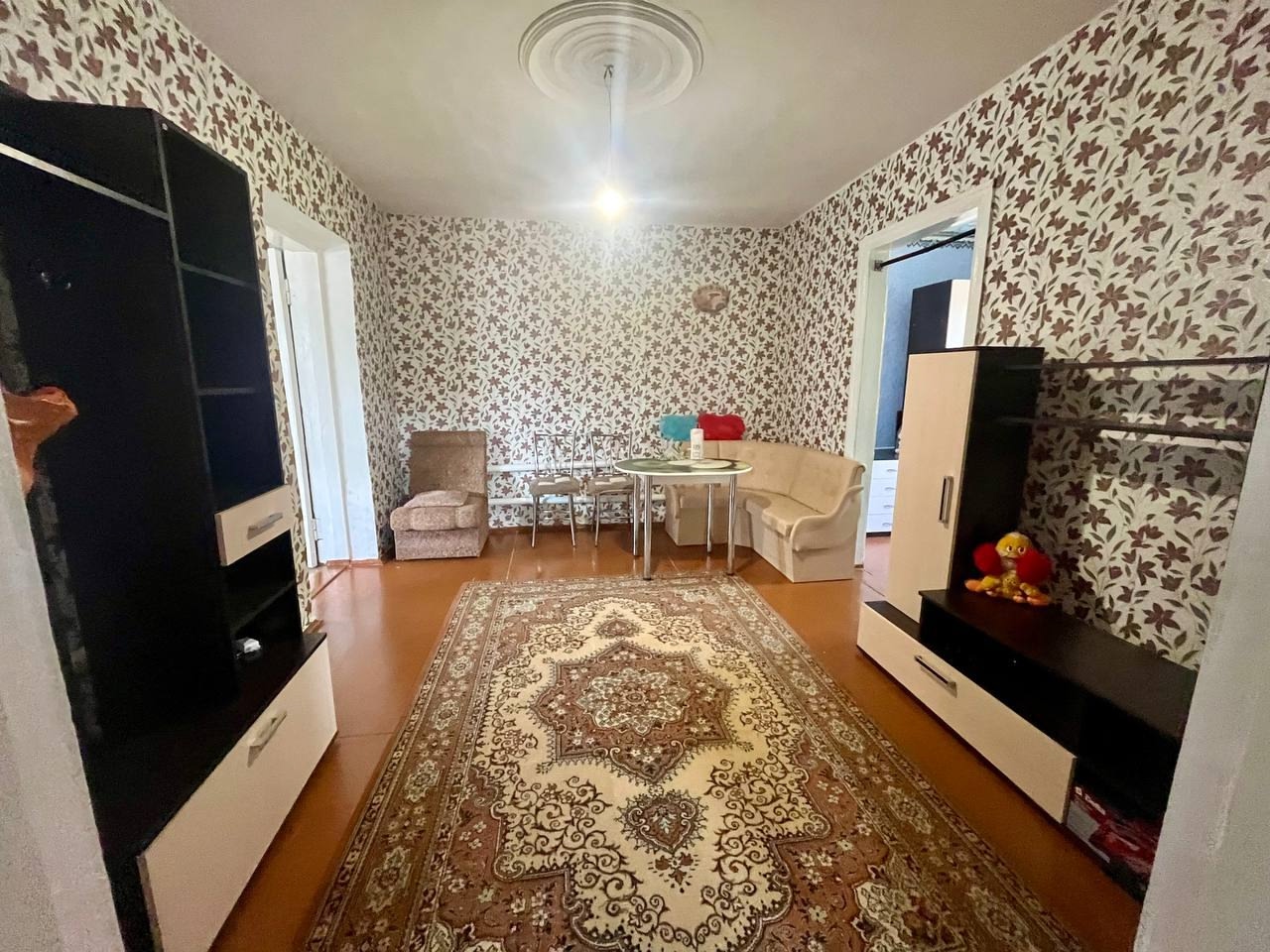 Продам дом на улице Крымская ( район 33 школы). Общая площадь дома 116 м2, земли 6 соток , участок ровный. Дом кирпичный, очень теплый. 5 комнат , кухня и санузел в доме. Потолки высокие. Хороший котел. Состояние дома заходи и живи . Новые ворота и забор. Хорошее месторасположение . Рядом школа , детский сад ...