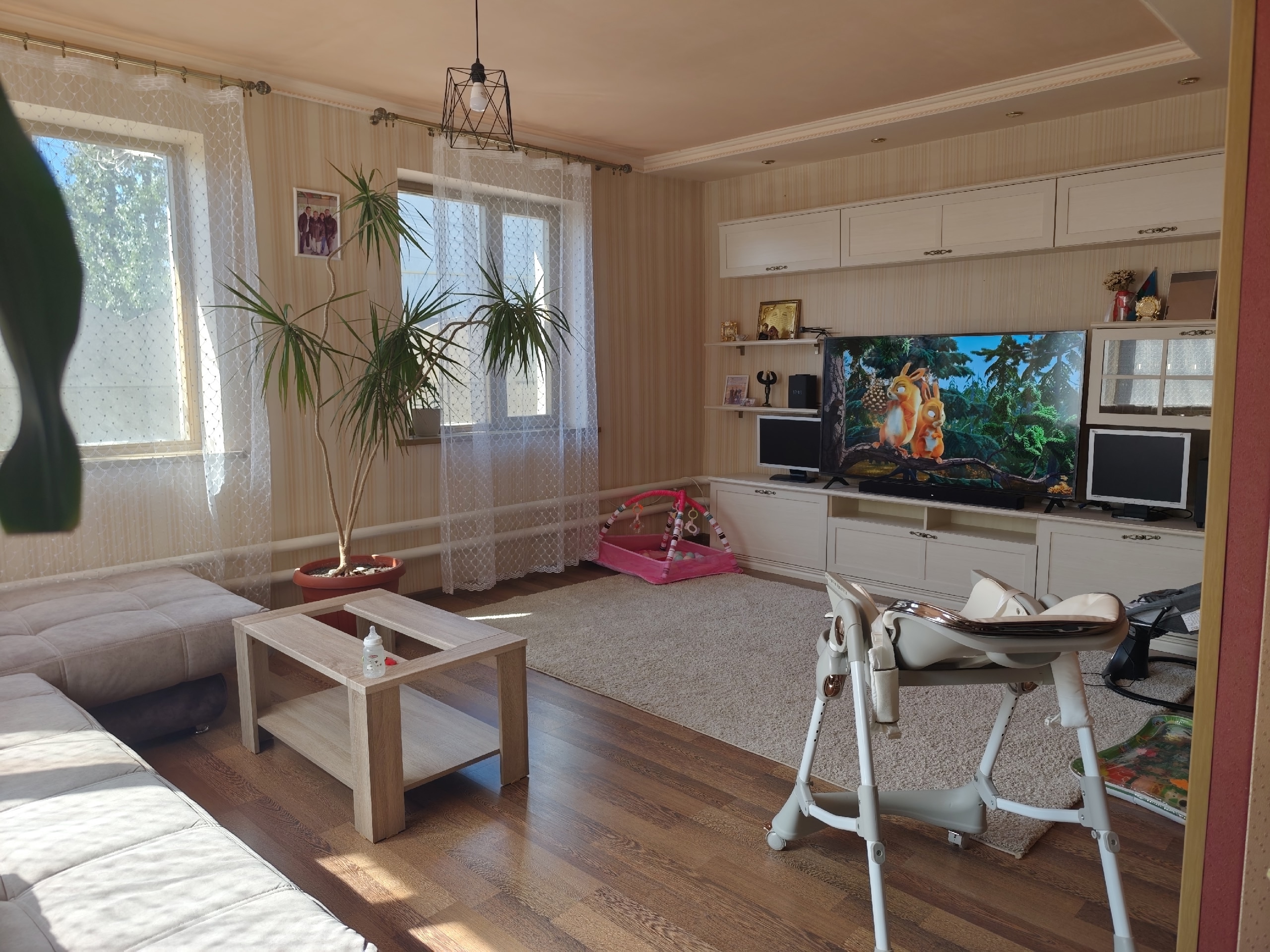 Продам жилой дом 90 КВ м . С хорошим современным ремонтом район ресторана Колхети . В 100 метрах от остановки и магазинов. Гараж на 2-3 машины с автомат. Воротами. В дом можно заезжать и жить 10000000 тел. +79595847566.+79591901505...