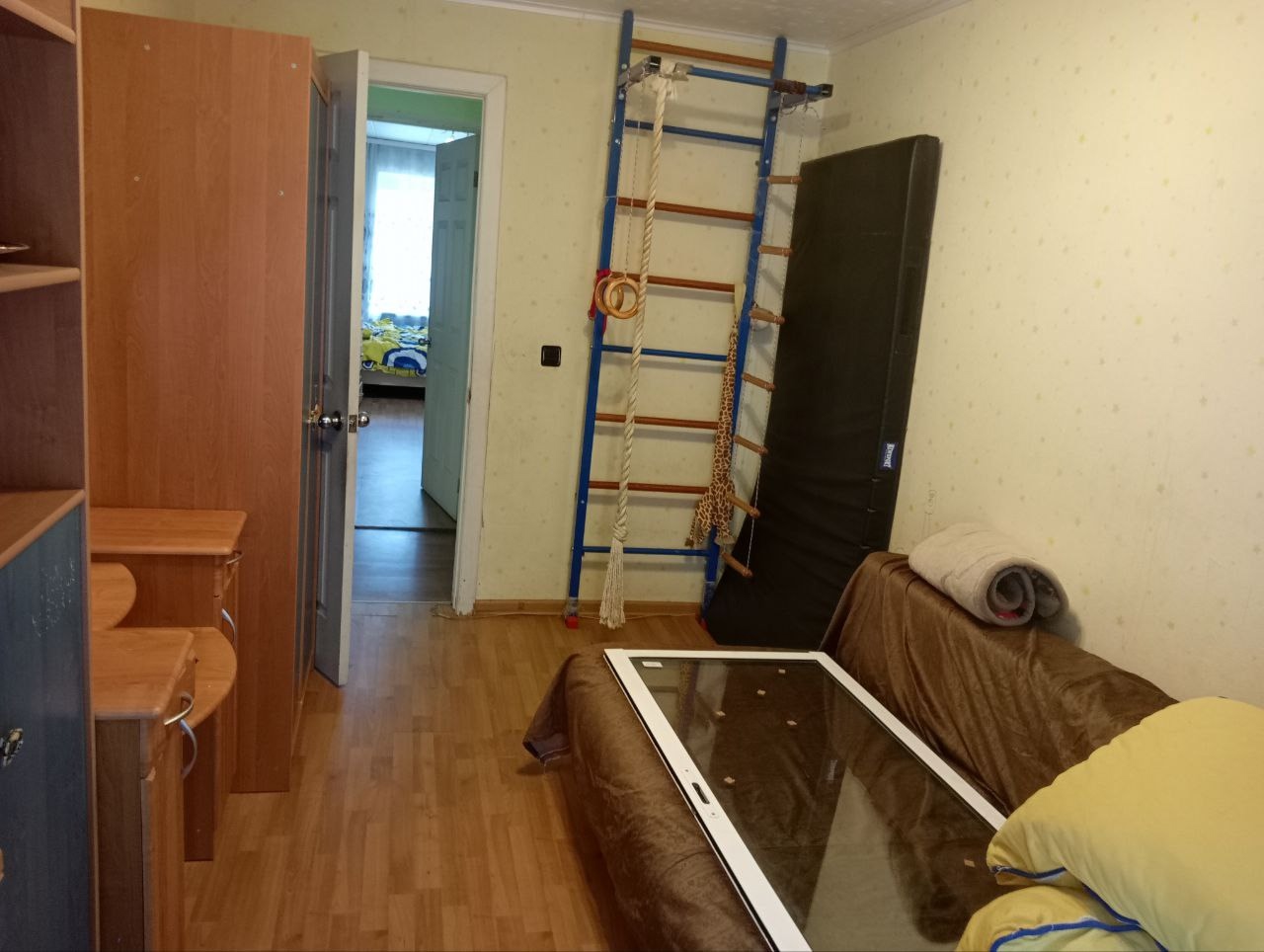 ! Продам 3-х комнатную квартиру в г. Краснодоне по ул. Комсомольская, (р-н Роддома), 3-й этаж, индивидуальное отопление, пластиковые окна, кондиционер, мебели и бытовая техника остается. 3 300 000,00 руб. торг. Тел: +7(959)102-72-31...