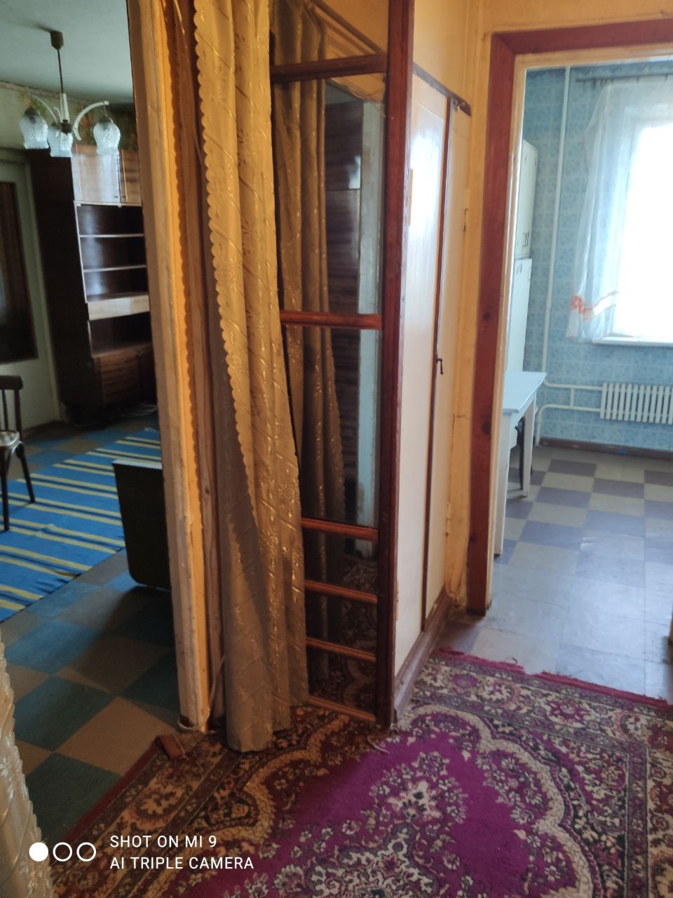 Алчевск 🏠 ПРОДАМ 2-комнатную квартиру (район магазина "Фабрика") 📍 Расположение: Тихий дворовый вид, вся инфраструктура под рукой: школы, сады, магазины, остановки транспорта. 9/9 этаж ✨ Ключевые преимущества: ✅ Свежий ремонт кровли — крыша не течет! ✅ Вся мебель и техника остаются (бойлер, кухонный...