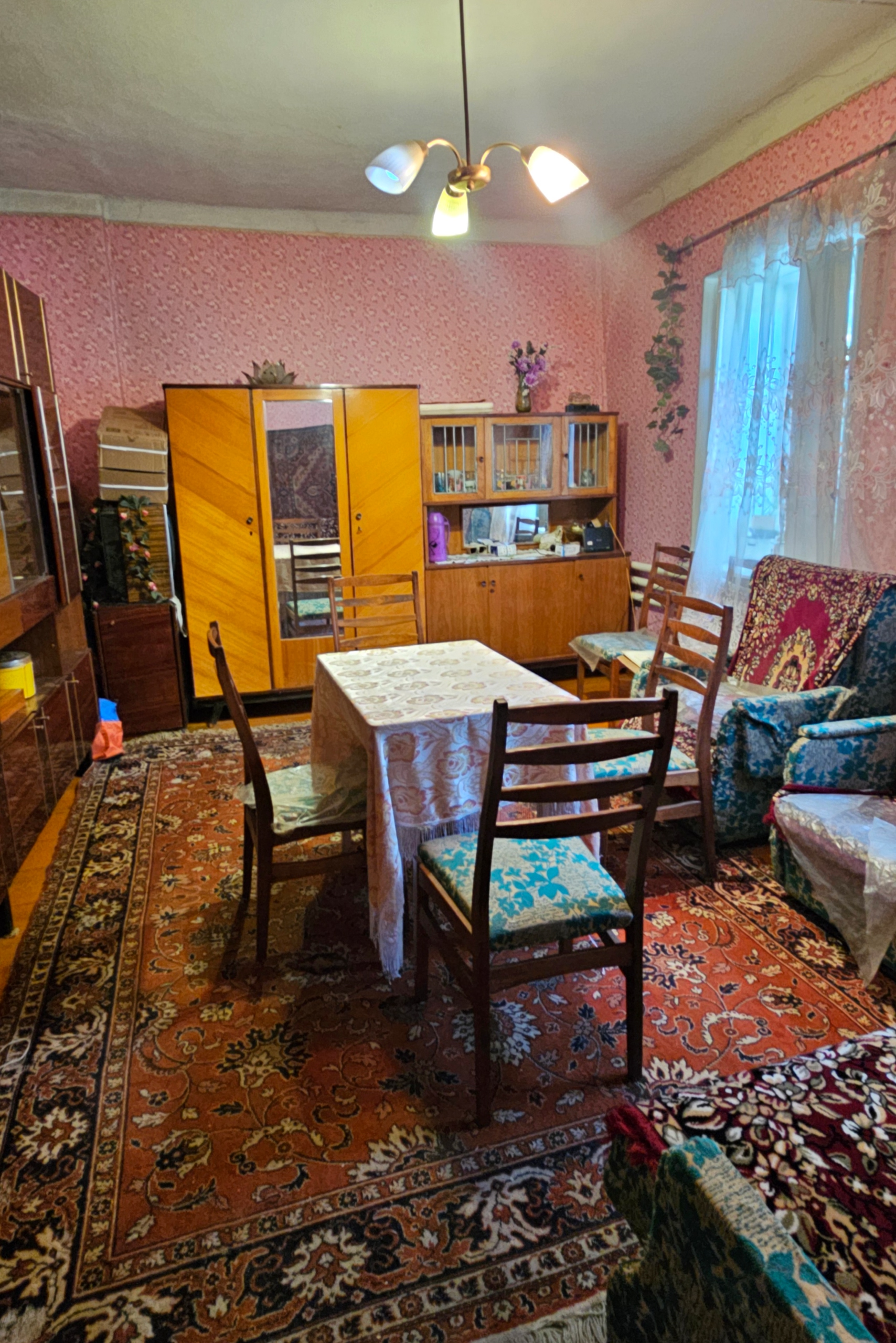 📢Снижена цена 🏡на 1/2 дома в Свердловске, ул. Шевченко, недалеко от Боулинга. 🛠📐Дом каменный, толстые стены, летом-прохладно, зимой- тепло. Площадь = 60 м2. Формат: большой зал, спальня, прихожая, кладовка, кухня. Комнаты раздельные. Газ заведён, но не подключён. Отопление паровое. ✨ Свой двор, большой участо...