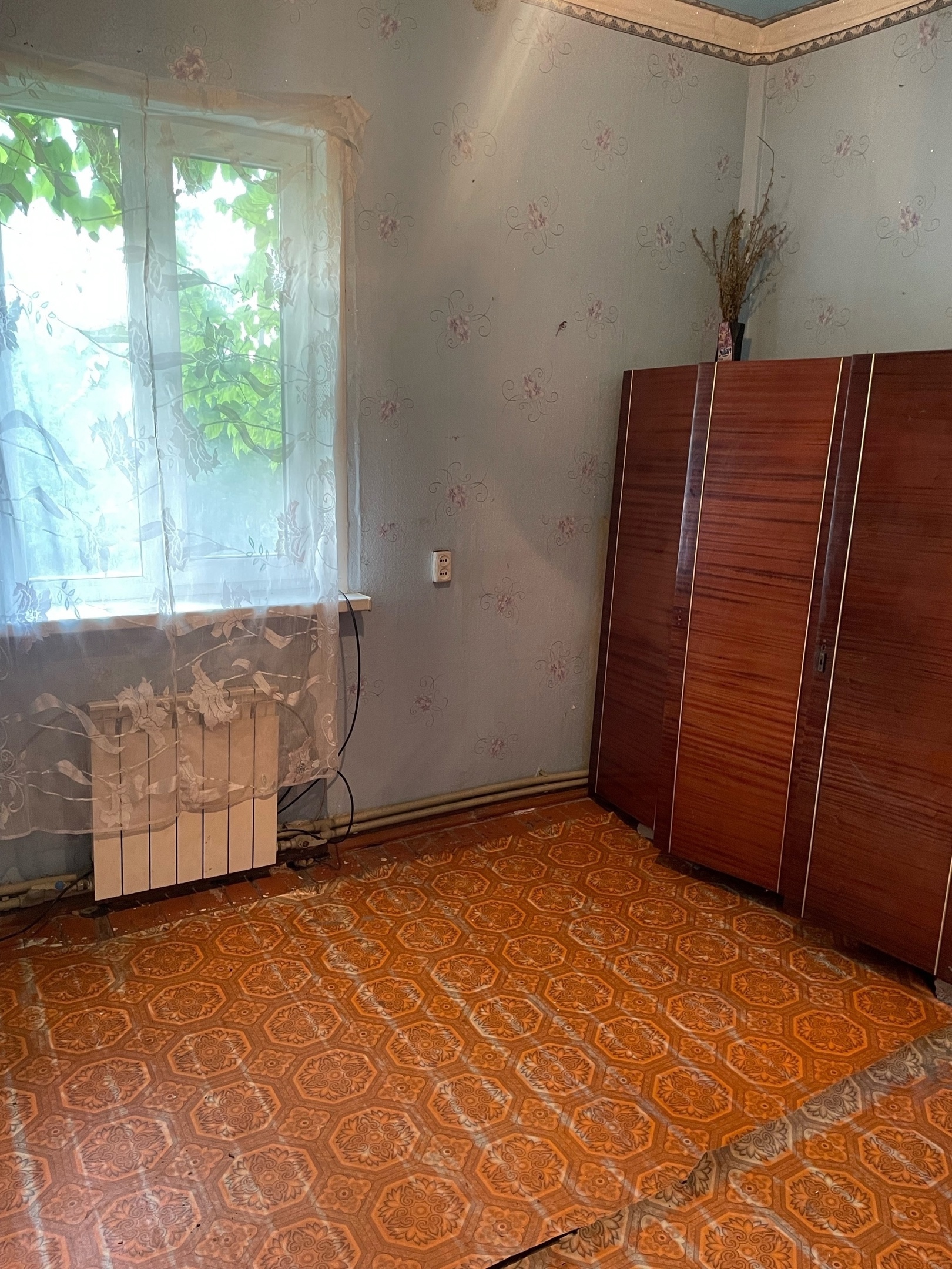 Алчевск Продается 2-комнатная квартира 📍 Адрес: - Ул. Кирова, 2 этаж 2-этажного дома, р-н "Эскулап" 🏠 Характеристики: - Общая площадь: 46,2 кв. м (кухня — 8 кв. м). - Планировка: раздельные комнаты. - Ремонт: пластиковые трубы, МП окна, новые радиаторы, железная входная дверь. - Отопление: автономно...