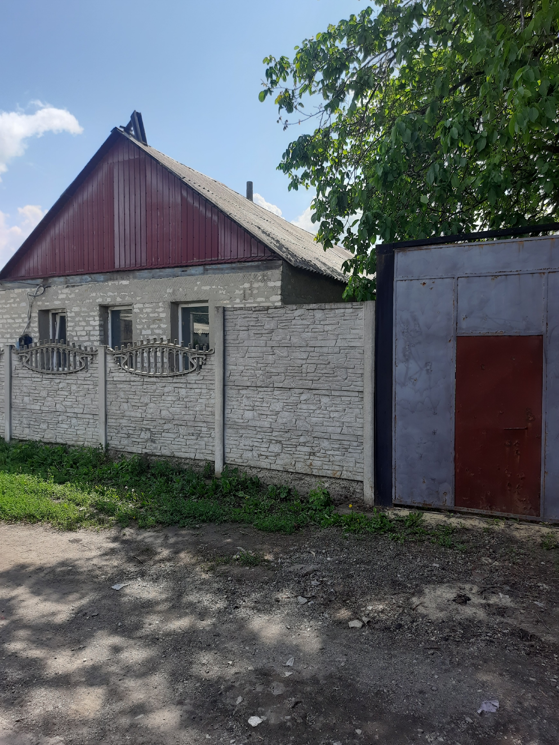 Продам дом, г. Ровеньки, ул. Громова. Рядом магазин, городской пляж, больница, остановка. 3-комнаты,кухня, гараж с ямой, хоз. постройки ,земля 6 соток. Документы на Росреестре. Цена 1 600 000. Торг.Тел. +7959-18-28-975....