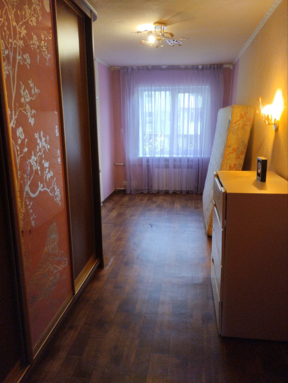 Продается 2 к квартира в г.Северодонецк, улица Гагарина д.51, 2/5 этаж. дома, 45/30/6 кв.м. Дом после ремонта, окна м/п , балкон без остекления. Батареи новые, все коммуникации поменяны. Унитаз, газовая печь новые. Мебель остаётся. Две входных двери. Соседи хорошие. Рынок, магазины, школа, дет.сад все в шагов...