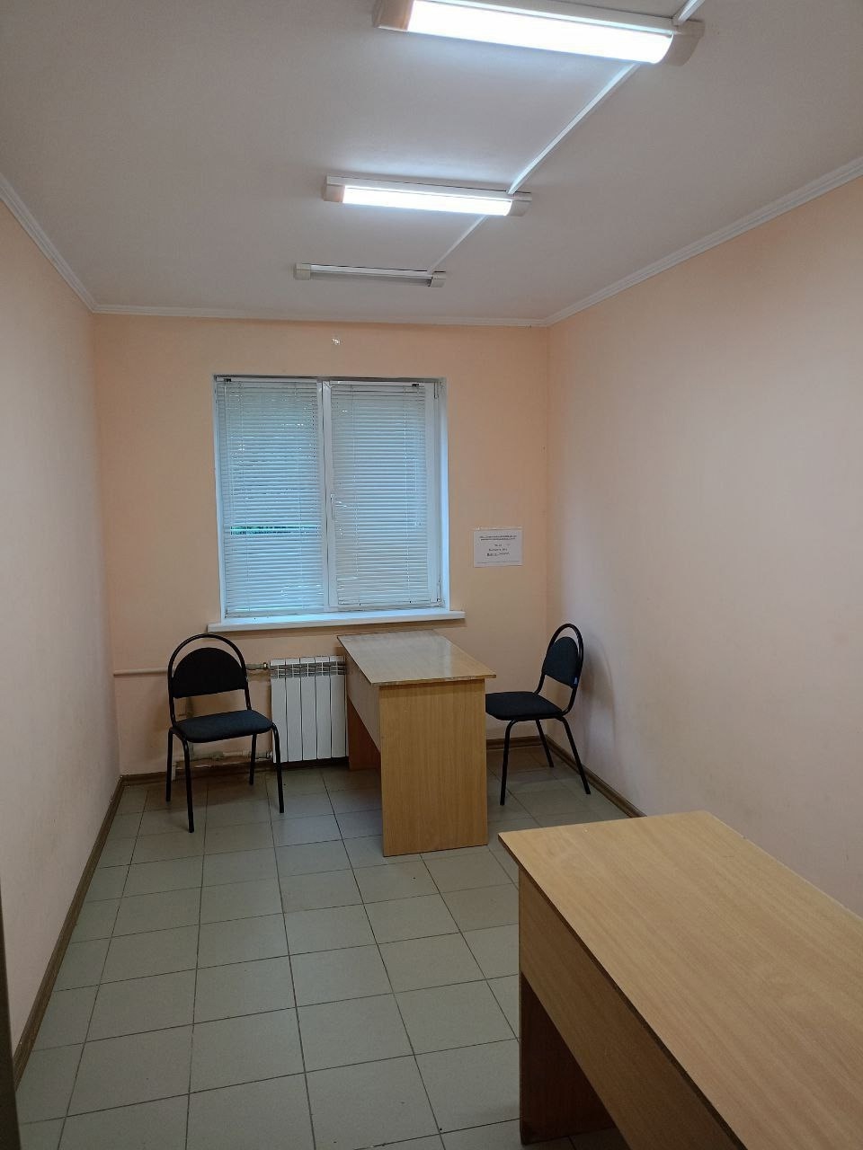Продам от собственника ликвидное нежилое коммерческое помещение на 1 этаже с отдельным входом на кв. Комарова возле рынка, рядом супермаркет "Семья". Большой жилой массив, школы , детсады. Хороший трафик. Подойдёт под любой бизнес. Площадь: 80 м. Есть санузел и кухня. Удобный подъезд и парковка возл...