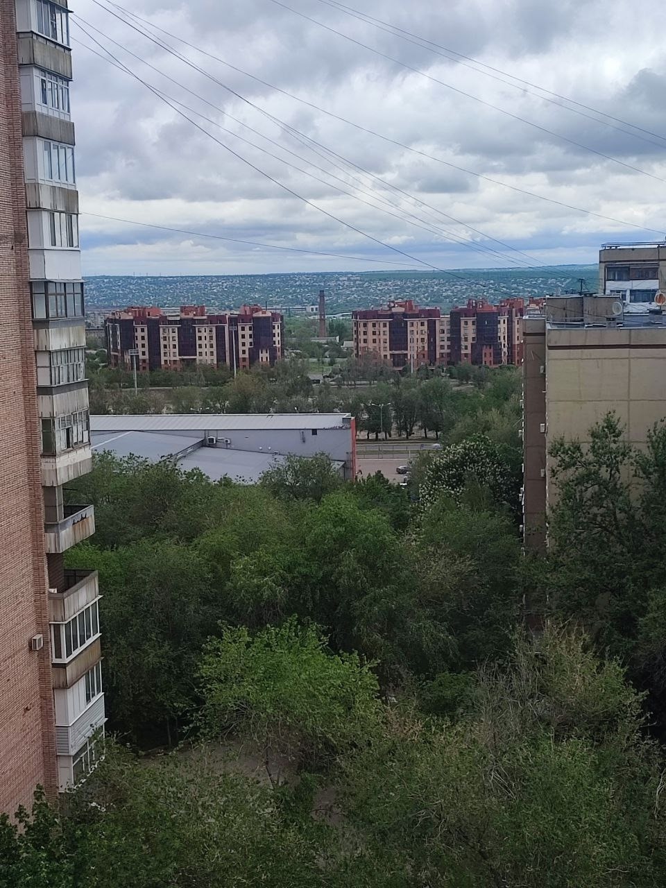 ❗️Продается просторная 1-комнатная квартира в кирпичном доме на квартале Якира❗️ 💫Квартира расположена на 10 этаже 15-этажного дома. S - как у двухкомнатной хрущевки. Квартира подготовлена под отделочные работы, В санузле уже уложена красивая плитка. Просторная квадратная лоджия. ✅ Кирпичный дом – тепло зимой...